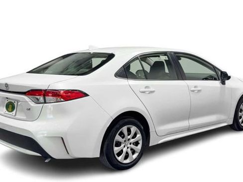 Used 2021 Toyota Corolla LE FWD image 2