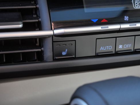Used 2024 Toyota Sienna XLE w/ XLE Plus Package FWD image 30