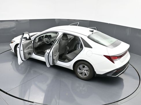 Used 2024 Hyundai Elantra SE image 40