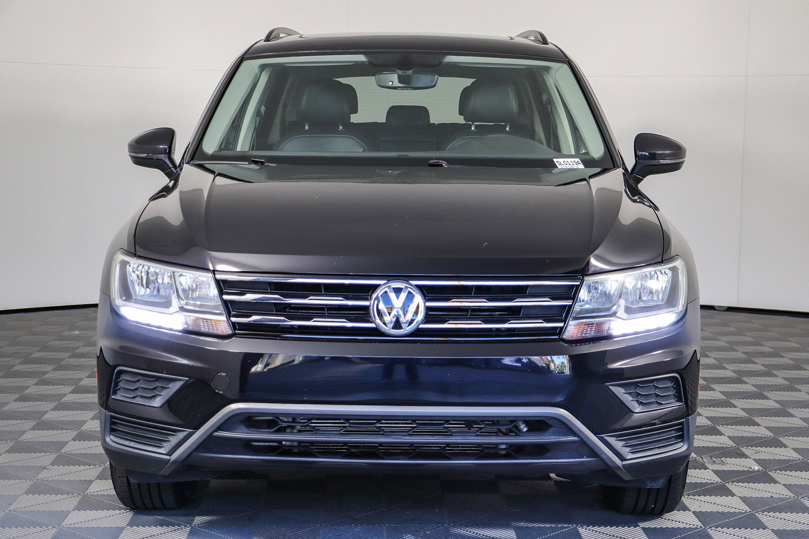 Used 2021 Volkswagen Tiguan SE w/ Panoramic Sunroof Package FWD image 2