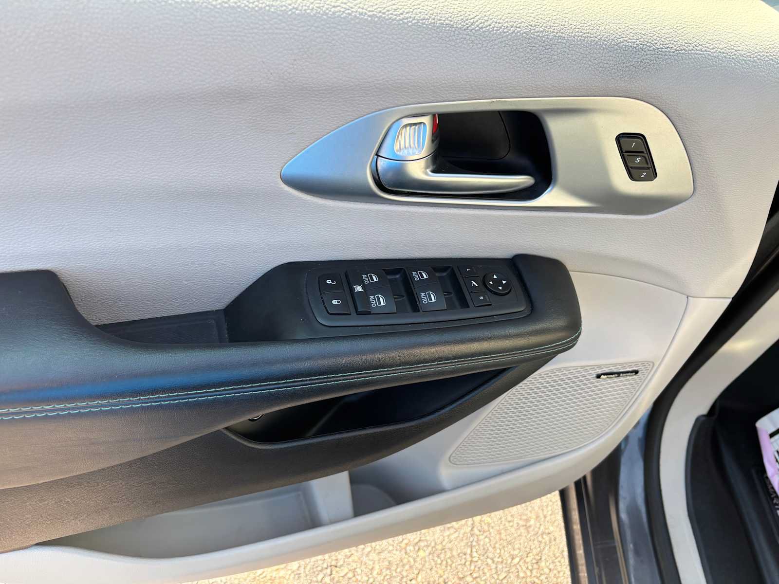 Used 2020 Chrysler Pacifica Limited w/ Advanced Safetytec Group FWD image 21
