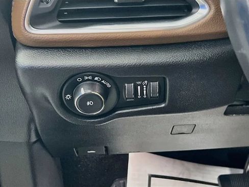 Used 2019 Chrysler Pacifica Limited w/ Tire & Wheel Group FWD image 11