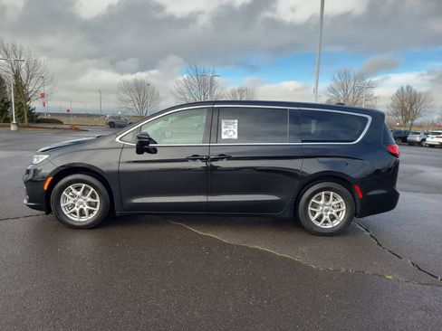Used 2024 Chrysler Pacifica Touring-L image 11