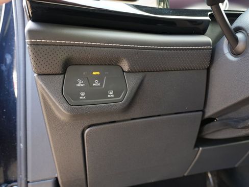 Used 2025 Volkswagen Atlas SE image 17