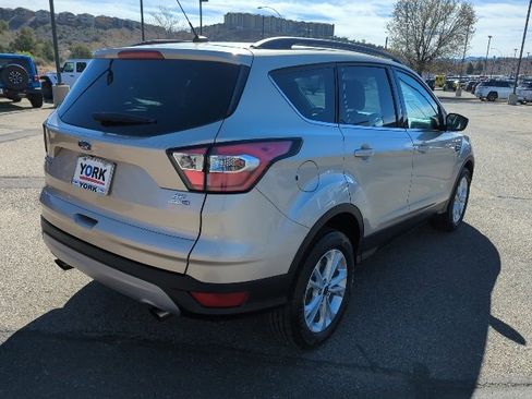 Used 2017 Ford Escape SE w/ Equipment Group 201A image 4