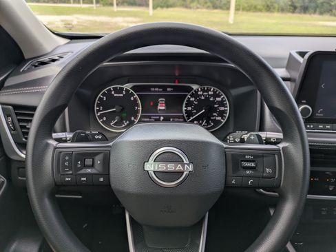 Used 2025 Nissan Rogue S FWD image 23