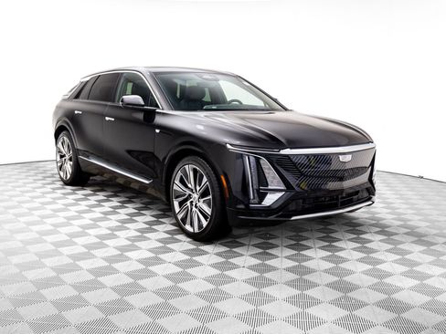 Used 2025 Cadillac Lyriq Luxury w/ LPO, Floor Liner Package AWD/4WD image 8