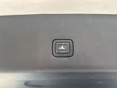 Used 2021 Chevrolet Traverse High Country image 11