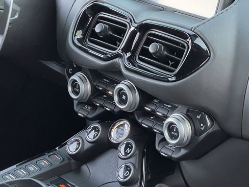 Used 2020 Aston Martin V8 Vantage Coupe image 35