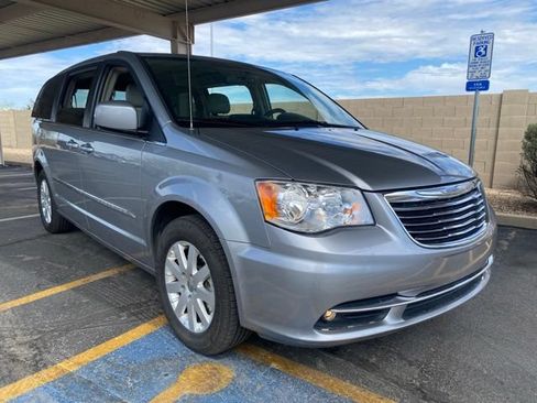 Used 2016 Chrysler Town & Country Touring FWD image 4