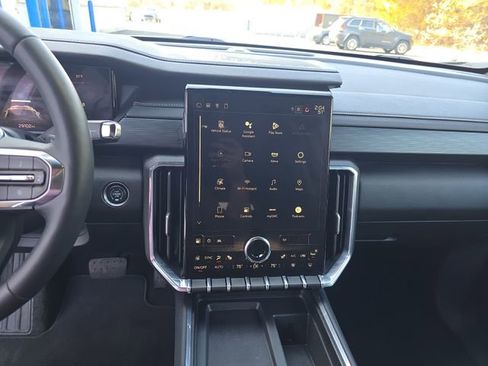 Used 2024 GMC Acadia Elevation image 17