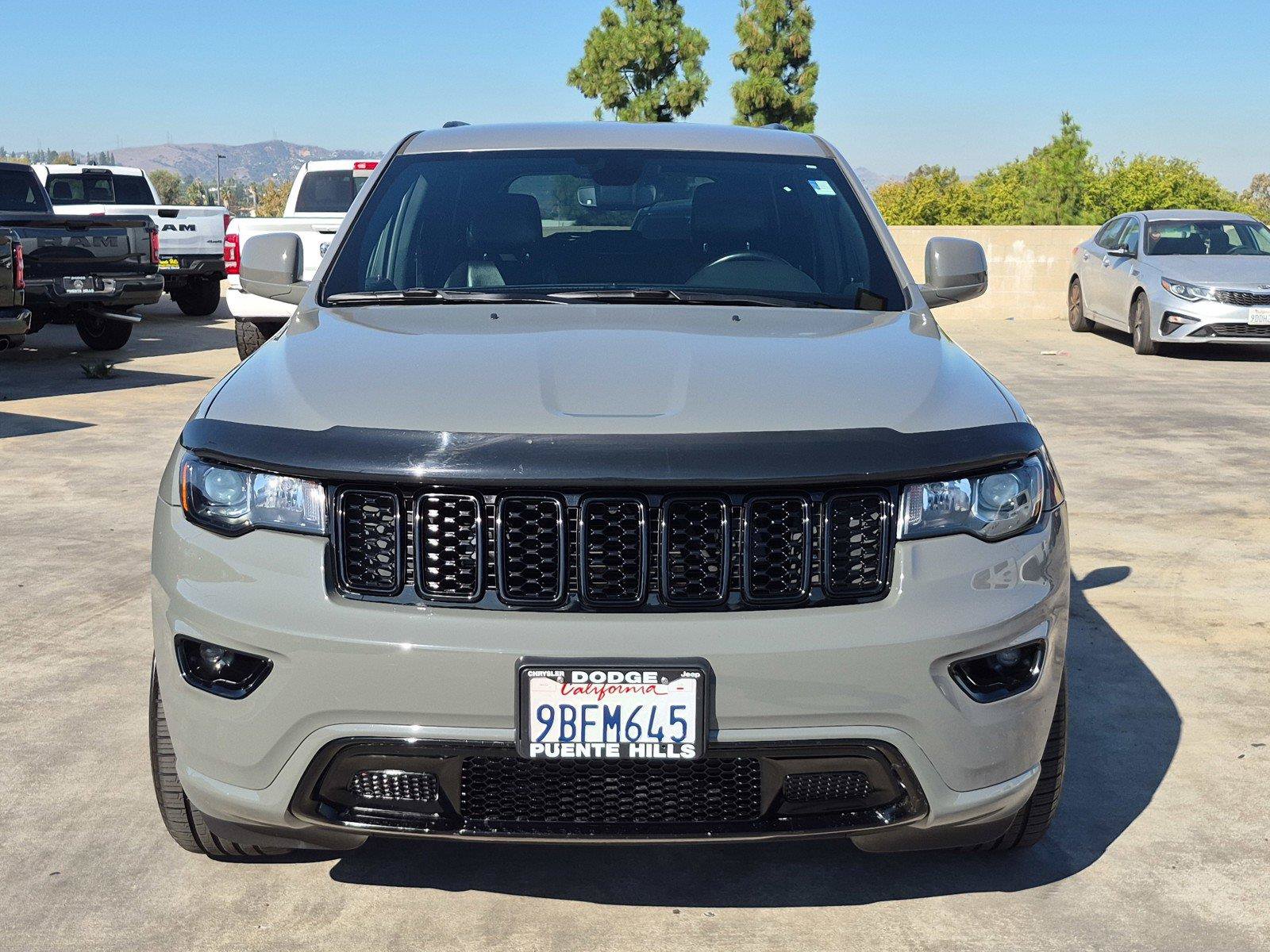 Used 2022 Jeep Grand Cherokee Laredo X RWD image 2