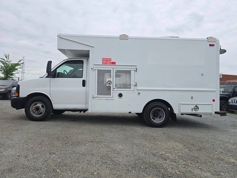 Used 2009 Chevrolet Express 3500 RWD image 2