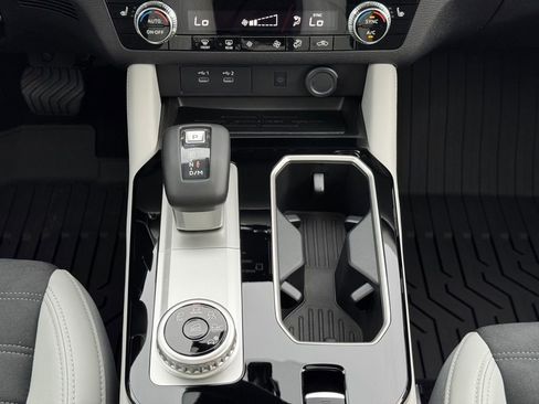 New 2025 Mitsubishi Outlander SE image 23