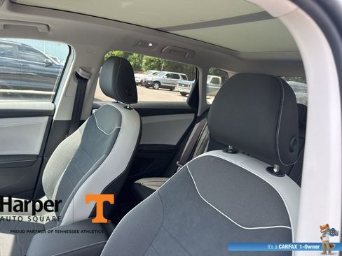 Used 2025 Volkswagen Taos SE w/ Panoramic Sunroof Package AWD/4WD image 12
