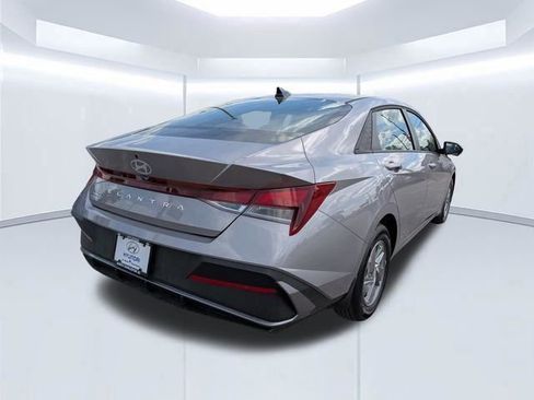 Certified 2026 Hyundai Elantra SE FWD image 4