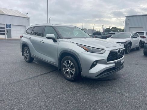Used 2022 Toyota Highlander XLE AWD/4WD image 7