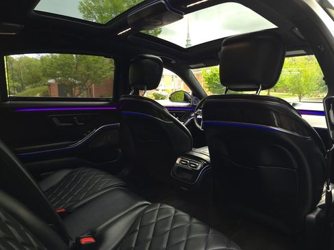 Used 2022 Mercedes-Benz S 580 4MATIC Sedan w/ AMG Line Package image 19