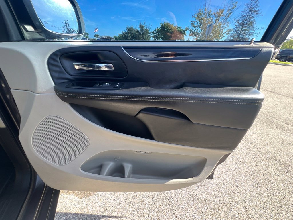 Used 2014 Chrysler Town & Country Touring-L FWD image 22