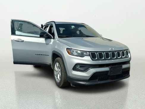 Used 2024 Jeep Compass Latitude AWD/4WD image 8