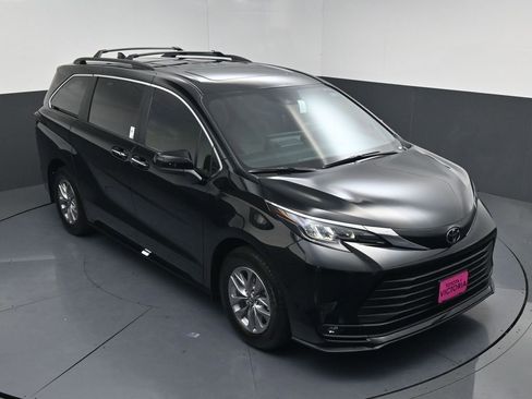 New 2026 Toyota Sienna XLE FWD image 14