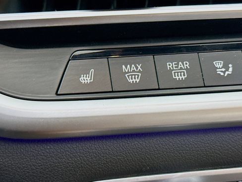 Used 2022 BMW X6 xDrive40i w/ M Sport Package AWD/4WD image 22