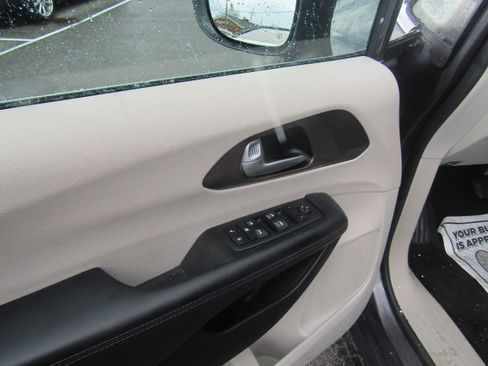 Used 2017 Chrysler Pacifica Touring Plus w/ Tire & Wheel Group image 12