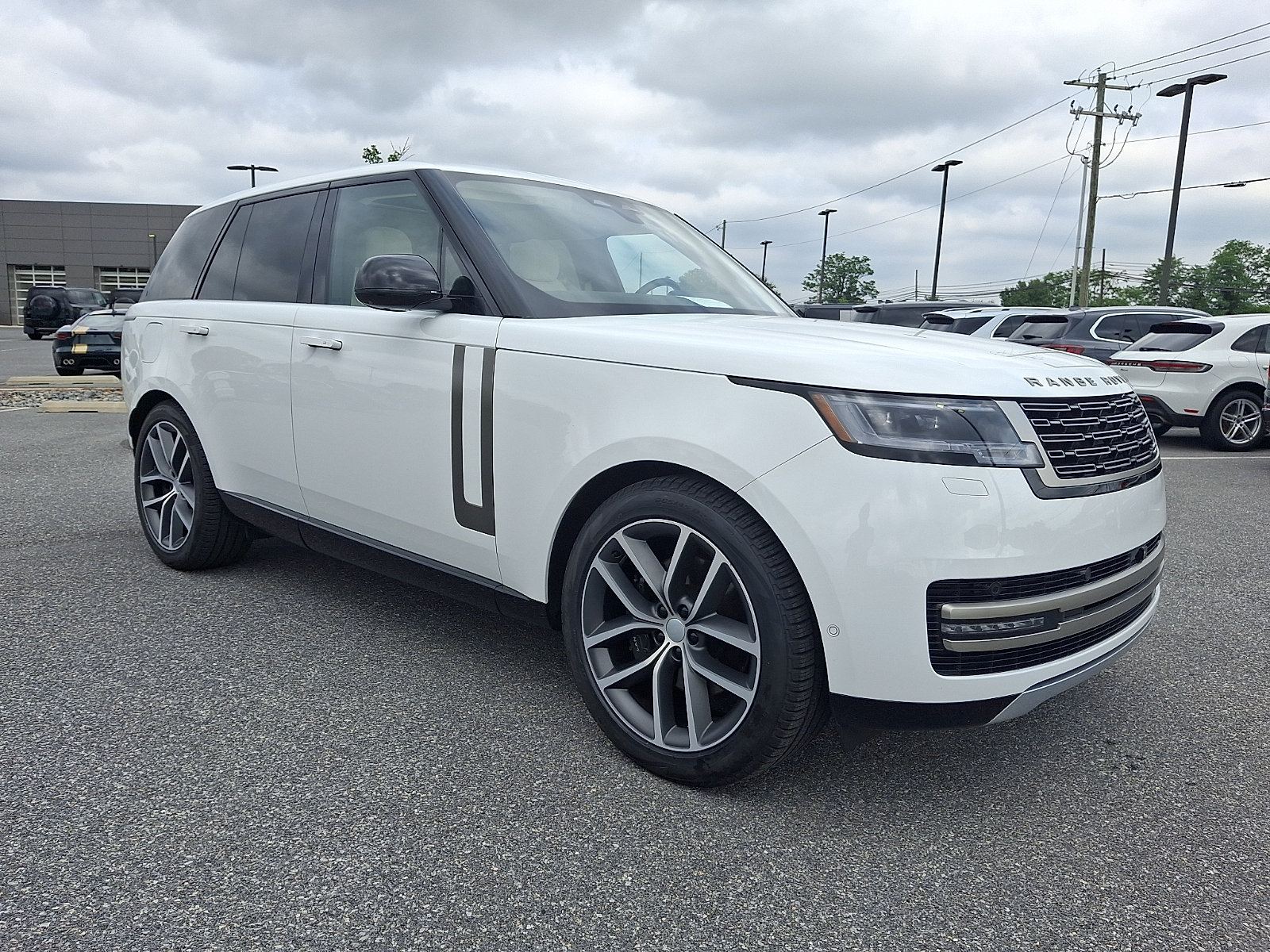 Used 2025 Land Rover Range Rover SE AWD/4WD image 6