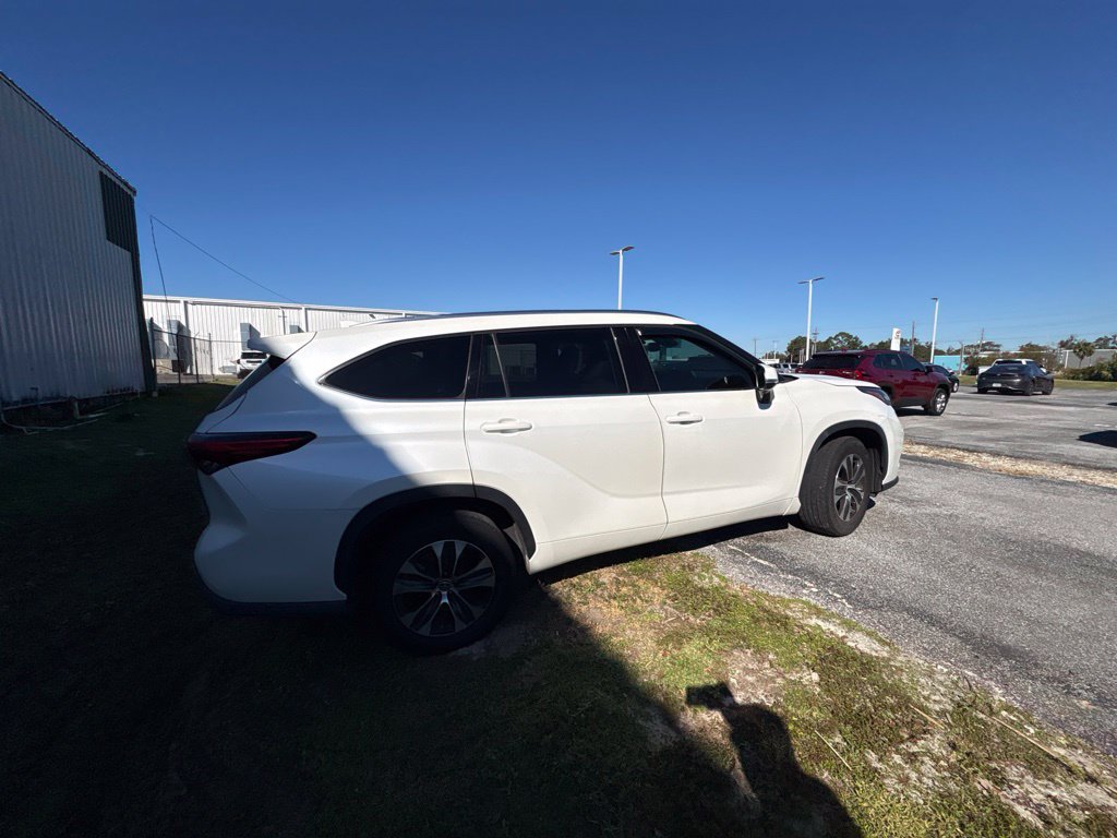 Used 2021 Toyota Highlander XLE FWD image 17