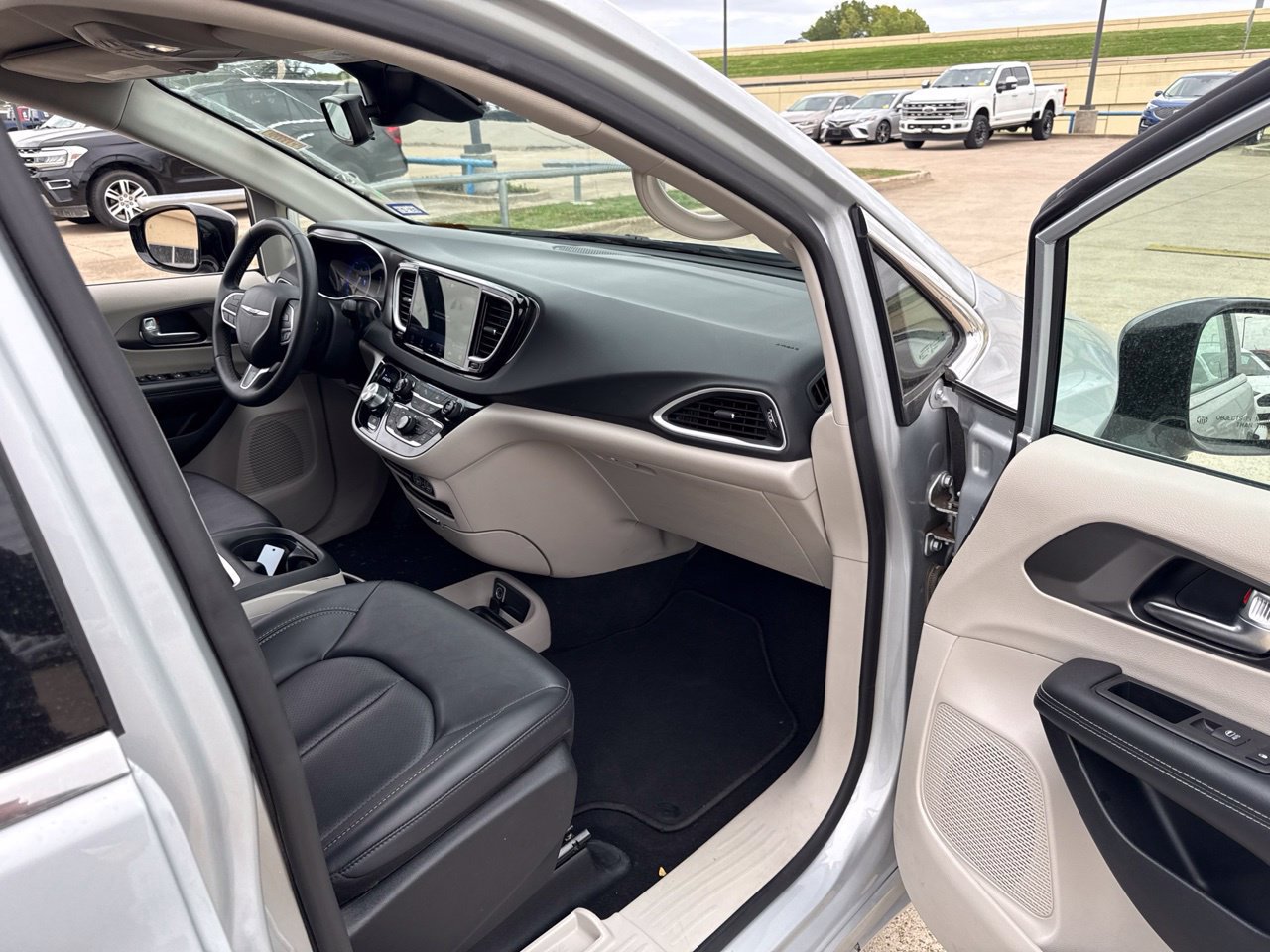 Used 2024 Chrysler Pacifica Touring-L FWD image 15