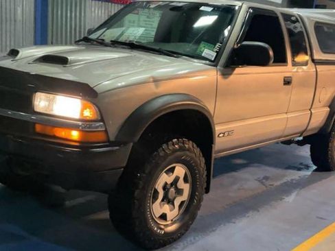 Used 2000 Chevrolet S10 Pickup 4x4 Extended Cab w/ Preferred Equipment Group image 4