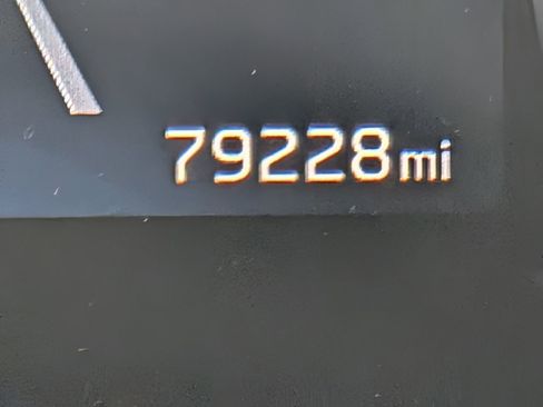 Used 2022 Kia Carnival EX image 17