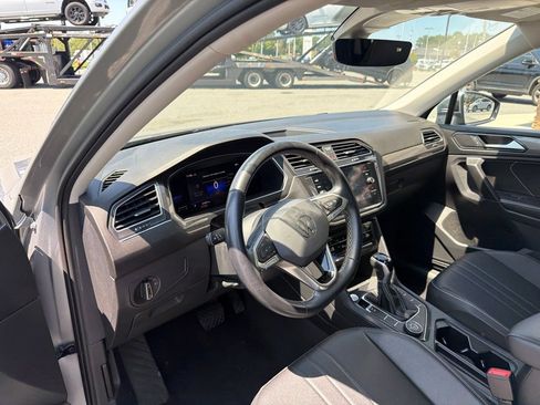 Used 2023 Volkswagen Tiguan SE w/ Panoramic Sunroof Package AWD/4WD image 4