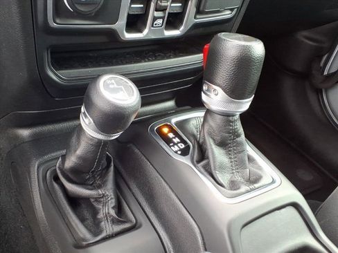 Used 2023 Jeep Gladiator Sport image 15