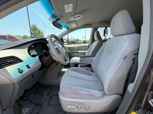 Used 2011 Toyota Sienna LE w/ Towing Pkg FWD image 16