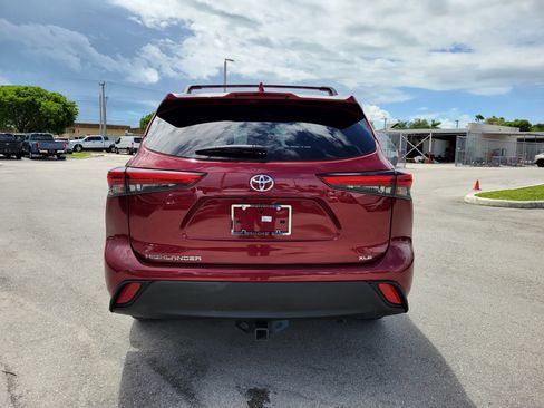 Used 2022 Toyota Highlander XLE FWD image 6