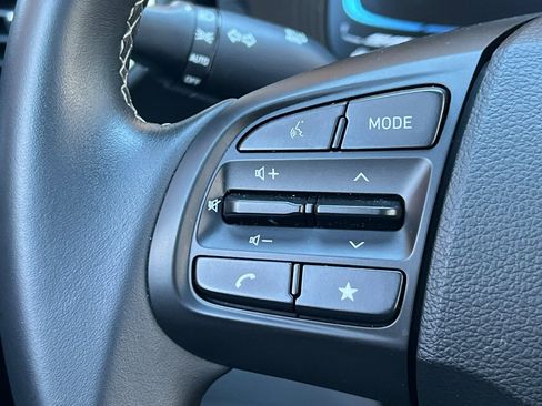 Certified 2025 Hyundai Venue SEL image 31