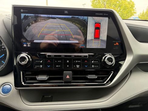 Used 2021 Toyota Highlander Platinum image 32