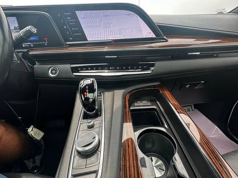 Used 2021 Cadillac Escalade Premium Luxury AWD/4WD image 27