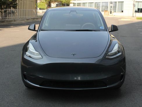 Used 2022 Tesla Model Y Long Range AWD/4WD image 3