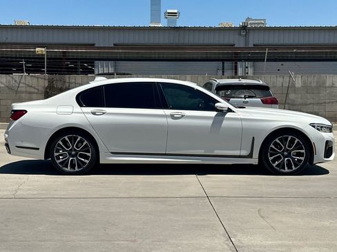 Used 2022 BMW 740i w/ M Sport Package RWD image 9