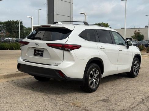 Used 2022 Toyota Highlander XLE FWD image 3