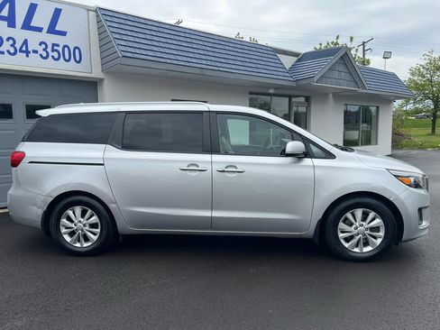 Used 2017 Kia Sedona LX w/ LX Essentials Premium Package FWD image 7