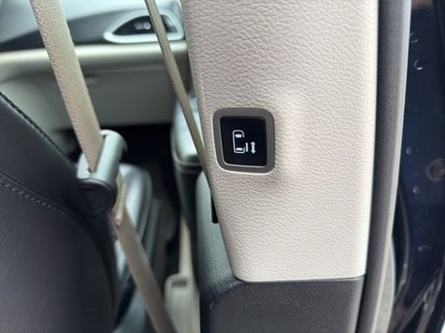 Used 2023 Chrysler Pacifica Touring-L image 34