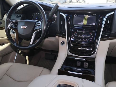 Used 2020 Cadillac Escalade ESV Premium Luxury RWD image 17
