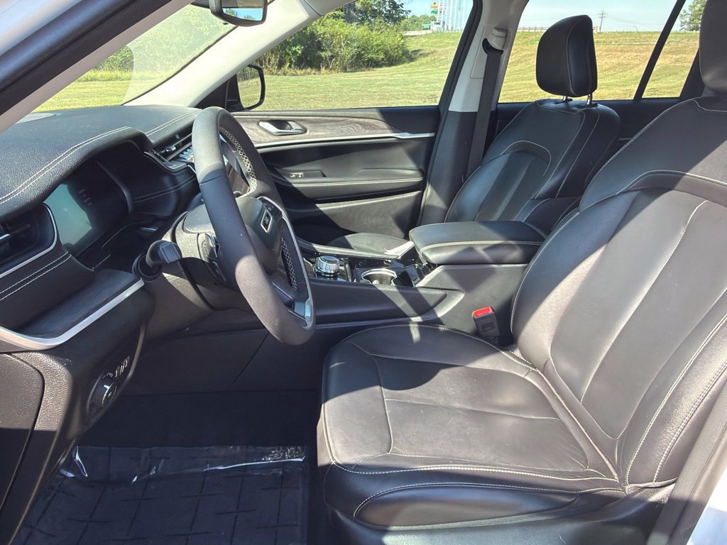 Used 2023 Jeep Grand Cherokee Limited w/ Black Appearance Package RWD image 13
