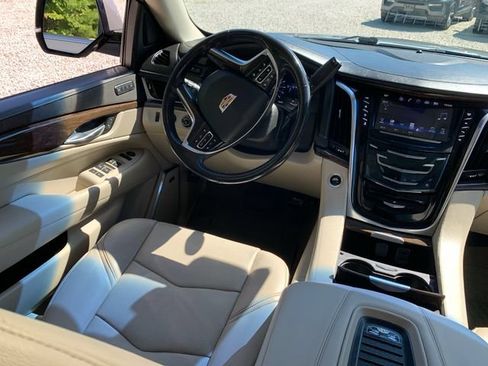 Used 2018 Cadillac Escalade Luxury AWD/4WD image 21