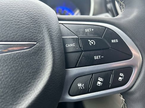 Used 2023 Chrysler Pacifica Touring-L image 22