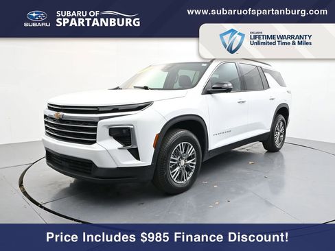 Used 2024 Chevrolet Traverse LT image 1