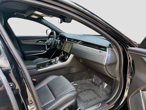 Certified 2023 Jaguar XF R-Dynamic SE AWD/4WD image 8